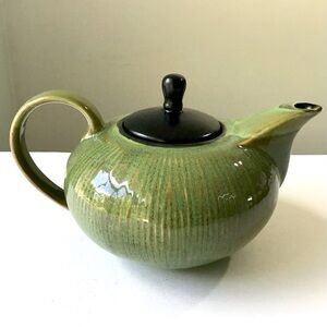 Gibson Elite Teapot South Seas Lotus Leaf Green Gold Textured Lines Black Lid